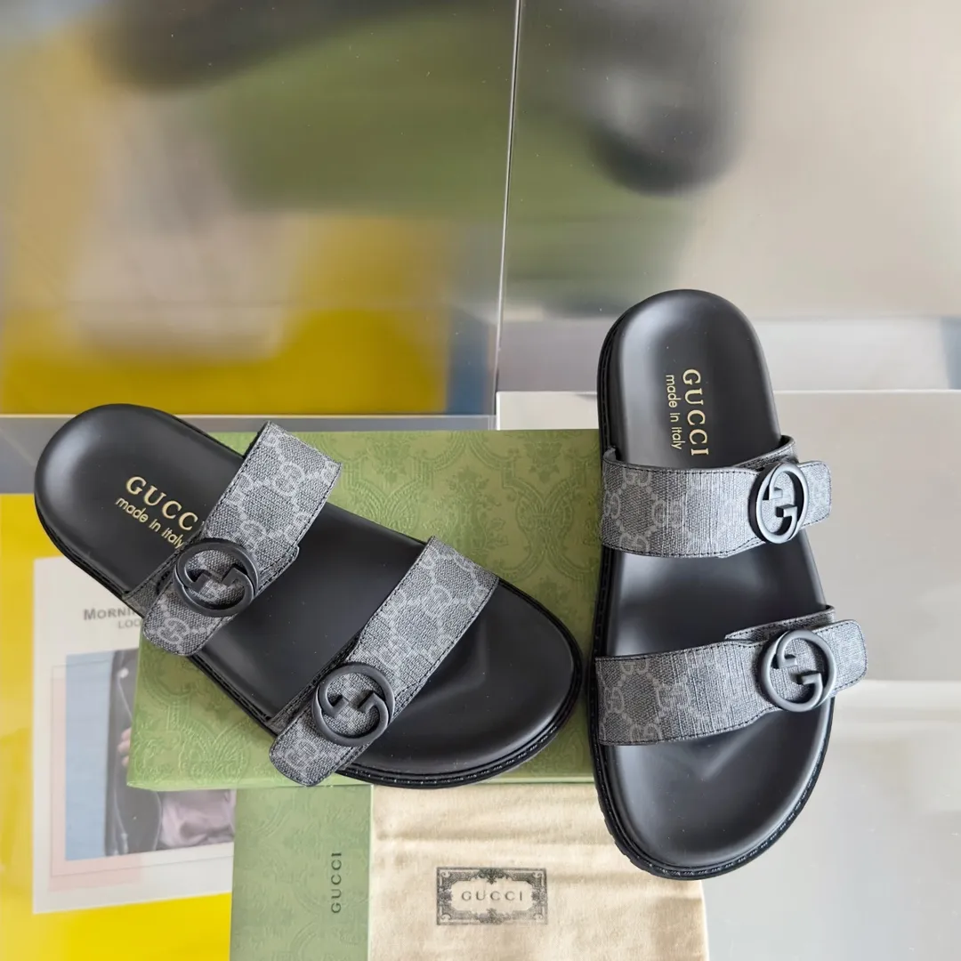 [G Home] Men's Men's Shoes💰: 300💰Size: 38-45 🆕2024Gucci Gucci Summer New Style Double G Presbyopia Flip-flops Cross Sandals Thick Sole Slippers Beach Shoes Original Purchase and Development Production G family's 2024 new summer dark horse items, fashion bloggers at home and abroad have put on the show, and it has become popular on social platforms at home and abroad. Fashionistas must pay for it, and they spend a lot of money to create ingenious craftsmanship and accurately restore every detail. Exquisite packaging at the delivery counter🛍📦 ▪️ Fabric: Original imported double G presbyopic leather ▪️ Lining: Original imported leather ▪️ Sole: Original open molded T men's shoes 💰U outsole ▪️ Bottom thickness: 3CM